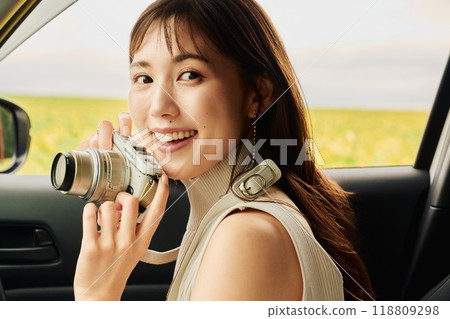 年輕女子在車內拍照 118809298