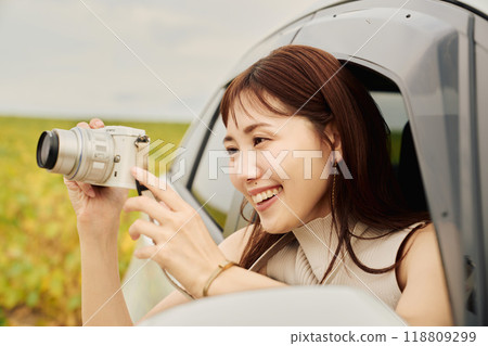 年輕女子在車內拍照 118809299