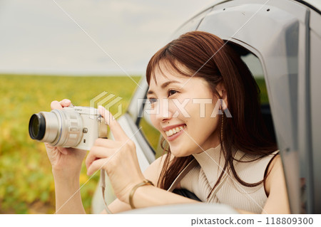 年輕女子在車內拍照 118809300