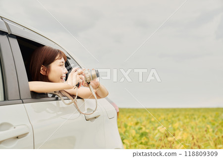 年輕女子在車內拍照 118809309