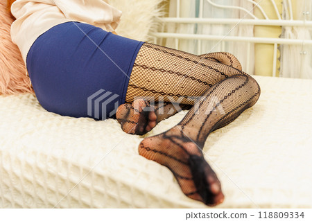 穿著黑色網襪的女人的美腿 穿著黑色網襪的女人的美腿 118809334