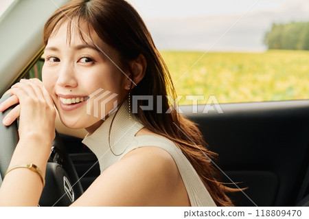 在大自然開車的女人 118809470