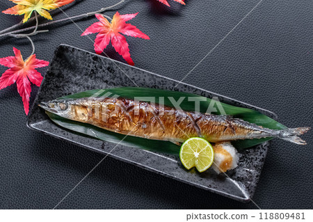 Salt-grilled saury 118809481