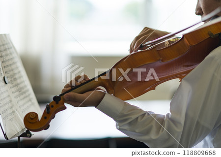 一個拉小提琴的人的手 118809668