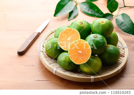 秋天的味道:早蜜柑、薩摩蜜柑(藍色和黃色混合的柑橘)、早蜜柑 秋天的味道:早蜜柑、薩摩蜜柑(藍色和黃色混合的柑橘)、早蜜柑 118810265