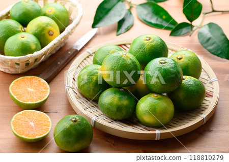 秋天的味道:早蜜柑、薩摩蜜柑(藍色和黃色混合的柑橘)、早蜜柑 秋天的味道:早蜜柑、薩摩蜜柑(藍色和黃色混合的柑橘)、早蜜柑 118810279