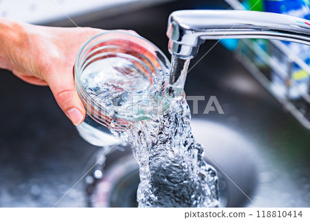 PFAS：自來水中檢測到有機氟化合物？ [與水質相關的社會問題的圖像] 118810414