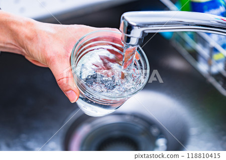 PFAS: Organofluorinated compounds detected in tap water? [Image of water quality as a social problem] 118810415