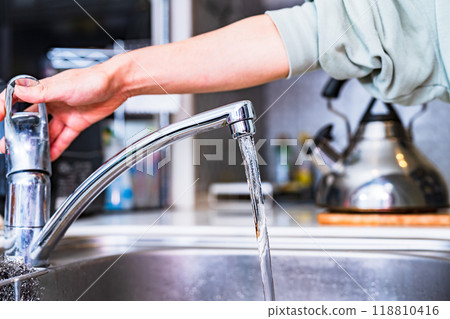 PFAS: Organofluorinated compounds detected in tap water? [Image of water quality as a social problem] 118810416