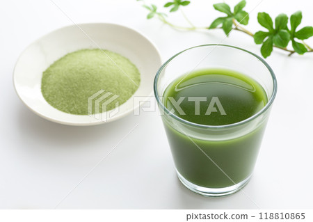 Green juice drink and powder 118810865