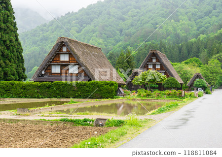 岐阜縣小野郡白川村萩町白川鄉的山牆合掌造房屋 岐阜縣小野郡白川村萩町白川鄉的山牆合掌造房屋 118811084