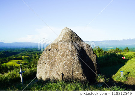 阿蘇南小國「押戶石之丘」 山頂「押戶石」的側景 118812549