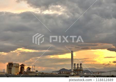 夕陽、煙囪和自衛隊巡邏機 118812889