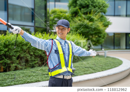 一名男警衛用導桿引導交通 118812962