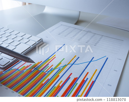 Graph and keyboard on the table Graph and keyboard on the table 118813078