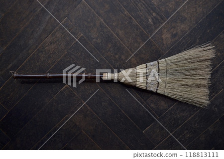 木地板上的掃帚 木地板上的掃帚 118813111