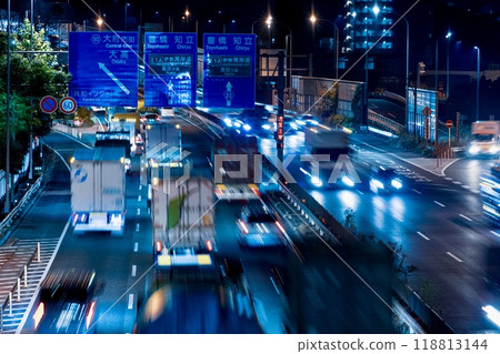 夜間在國道 23 號共和交流道附近行駛的汽車 夜間在國道 23 號共和交流道附近行駛的汽車 118813144