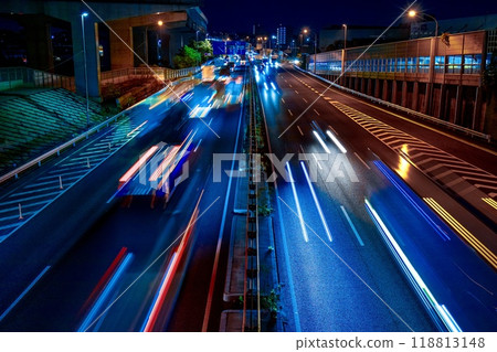 夜間在國道 23 號共和交流道附近行駛的汽車 118813148