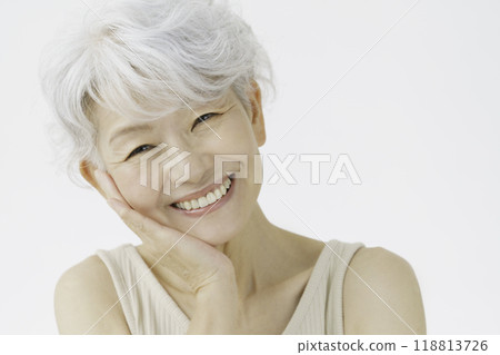 一位白髮高級女性的肖像美 一位白髮高級女性的肖像美 118813726