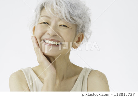 一位白髮高級女性的肖像美 118813727