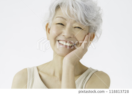 一位白髮高級女性的肖像美 一位白髮高級女性的肖像美 118813728