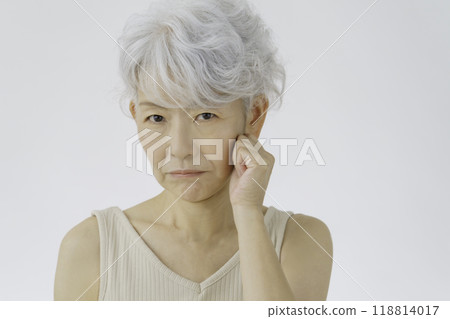 憤怒的灰髮高級女人 憤怒的灰髮高級女人 118814017