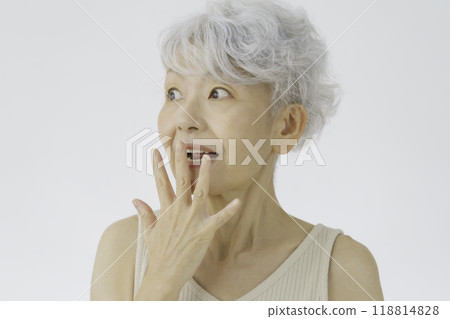 一位灰髮老婦，臉上帶著驚訝的表情 118814828