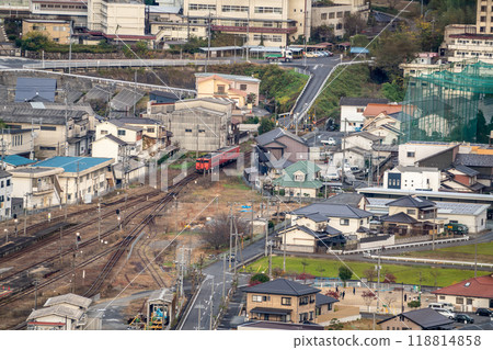 從岡山縣津山市神南眉山展望台看到的津山線列車正在改變方向 118814858