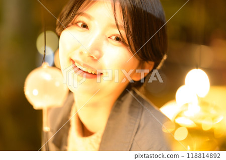 享受秋天燈飾的女人 享受秋天燈飾的女人 118814892