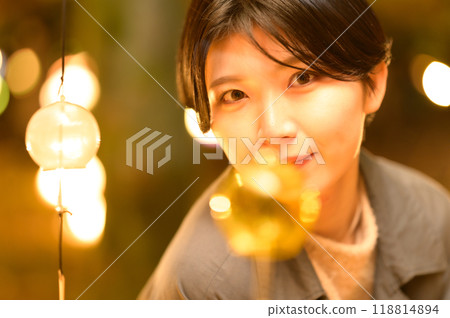 享受秋天燈飾的女人 118814894