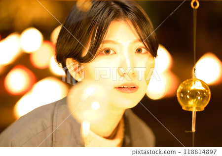 享受秋天燈飾的女人 118814897