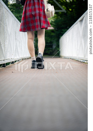 走在橋上的女孩 118815187