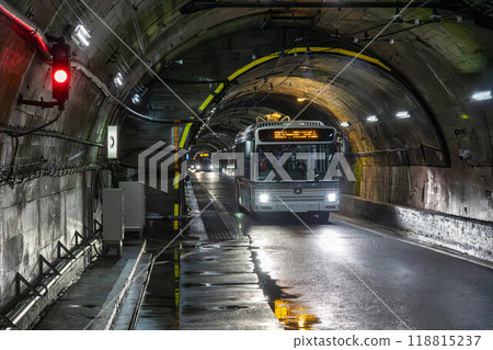 穿過關西隧道黑部水壩的電動巴士 118815237