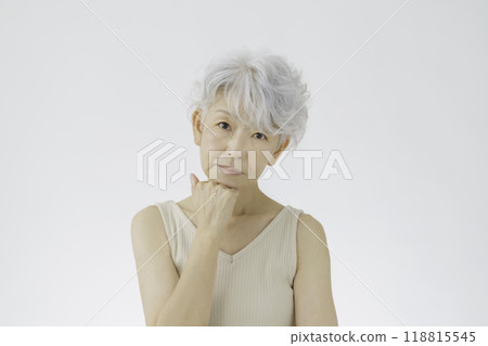 思考的白髮高級女人 思考的白髮高級女人 118815545