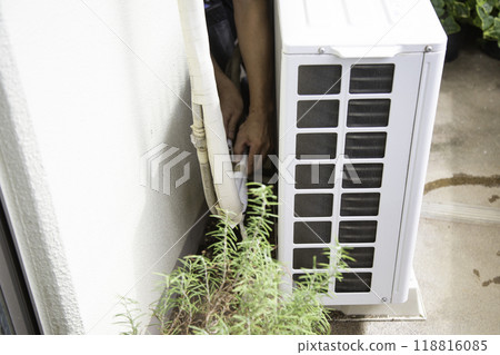 Air conditioner outdoor unit under repair Air conditioner outdoor unit under repair 118816085