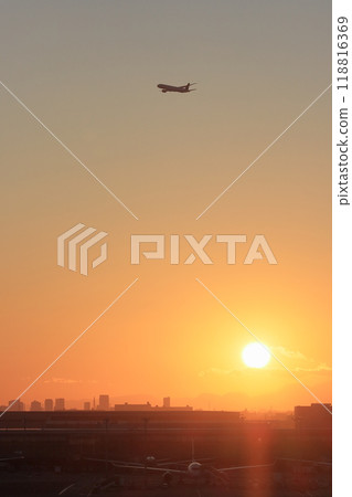 客機在日落時起飛，黃昏時的羽田機場 118816369