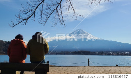 一對夫婦眺望富士山 118816457