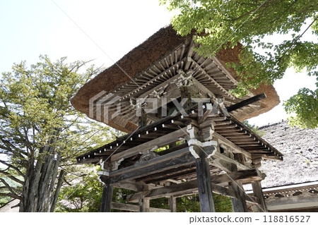Bell tower gate and temple bell of a historic temple in Shirakawa-go 118816527