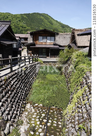 白川鄉美麗清新的青山和流經城鎮的水道 118816530