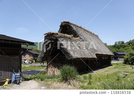 清澈的藍天和古老的合掌造房屋 118816538