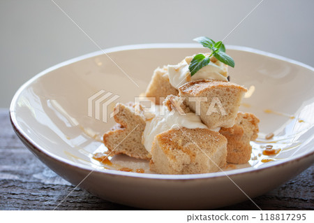 Arrangement of chiffon cake to eat at cafe 118817295