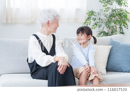 Grandmother and grandchild having a conversation 118817520