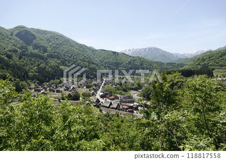 站在小山頂上眺望白川鄉，可以俯瞰雪山山脈、白川公路以及古老的合掌造房屋村落。 118817558