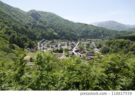 站在小山頂上眺望白川鄉，可以俯瞰雪山山脈、白川公路以及古老的合掌造房屋村落。 118817559
