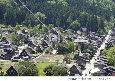 從小山上眺望白川鄉的景色，俯瞰白川高速公路和古老的合掌造村落 118817560