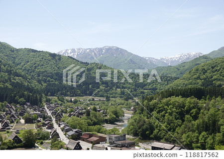 站在小山頂上眺望白川鄉,可以俯瞰雪山山脈、白川公路以及古老的合掌造房屋村落。 站在小山頂上眺望白川鄉,可以俯瞰雪山山脈、白川公路以及古老的合掌造房屋村落。 118817562