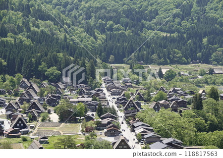從小山上眺望白川鄉的景色,俯瞰白川高速公路和古老的合掌造村落 從小山上眺望白川鄉的景色,俯瞰白川高速公路和古老的合掌造村落 118817563
