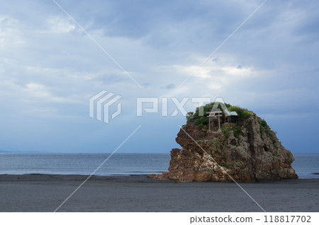 出雲稻佐海灘上的弁天島 出雲稻佐海灘上的弁天島 118817702