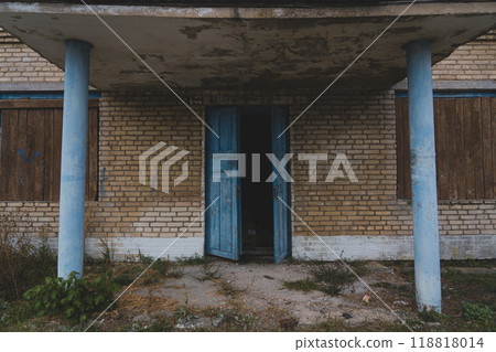 An old, abandoned, rustic store. The main entrance to the abandoned store An old, abandoned, rustic store. The main entrance to the abandoned store 118818014