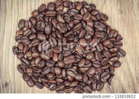 Heap of dark roasted coffee grains in jute bag Heap of dark roasted coffee grains in jute bag 118818622